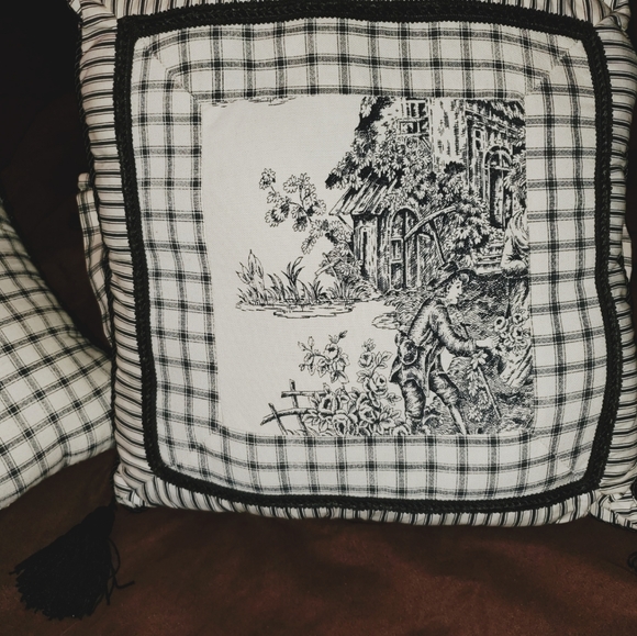 3 piece vintage style tassel pillow set - Picture 3 of 4